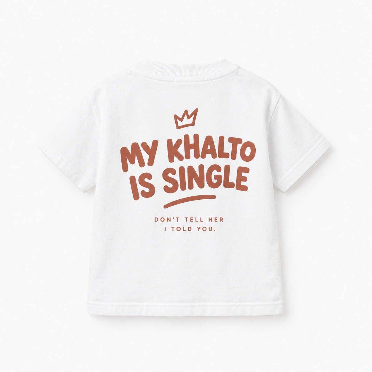 T-shirt blanc My Khalto is Single avec l'écriture au dos