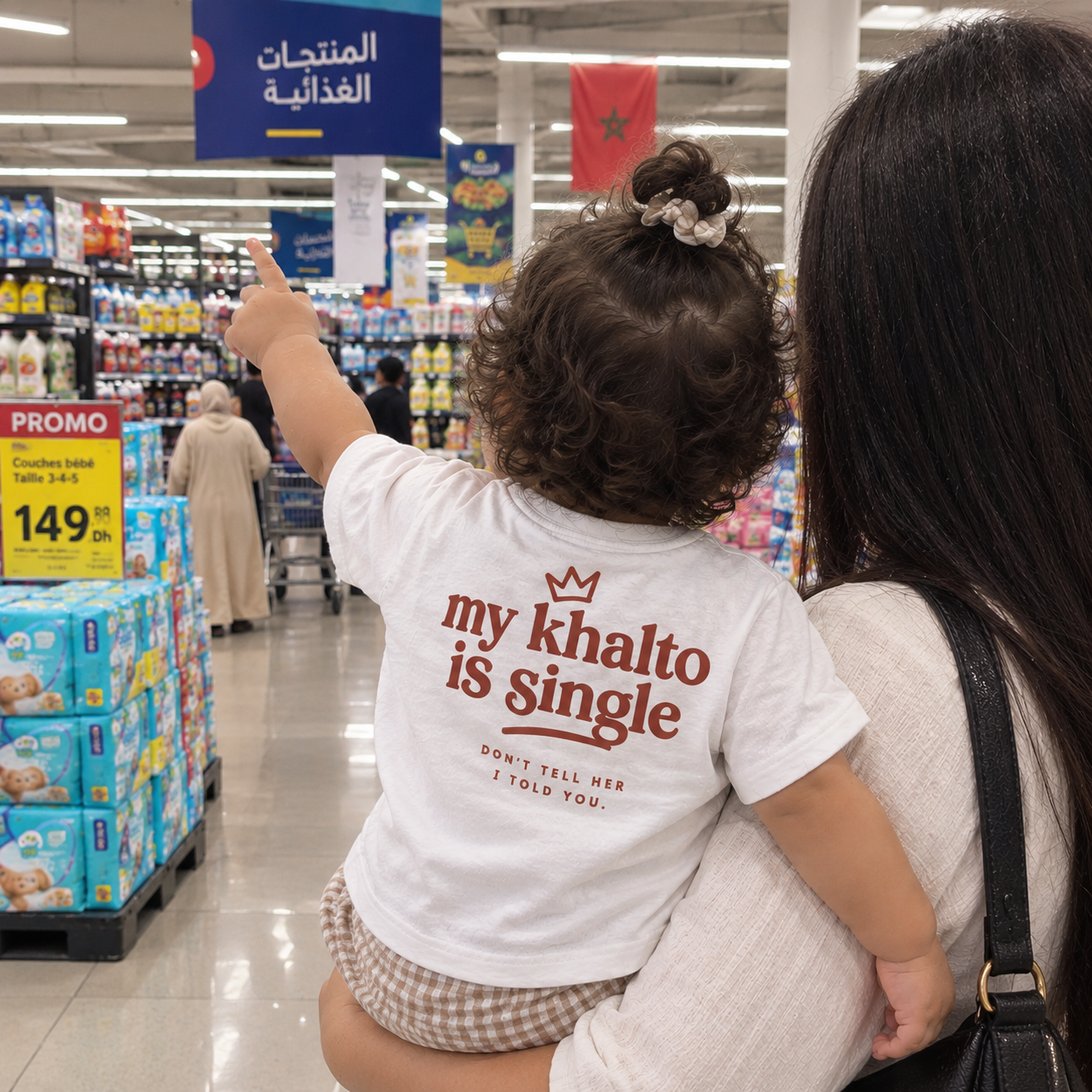 Enfant portant le T-shirt My Khalto is Single dans un supermarché